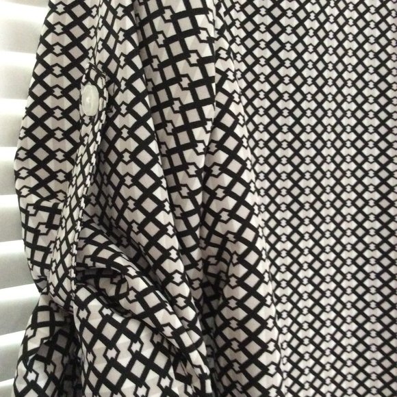 3/$50 - ELLEN TRACY Button Front, Black, White and Gray Blouse - Sz M - Picture 5 of 12